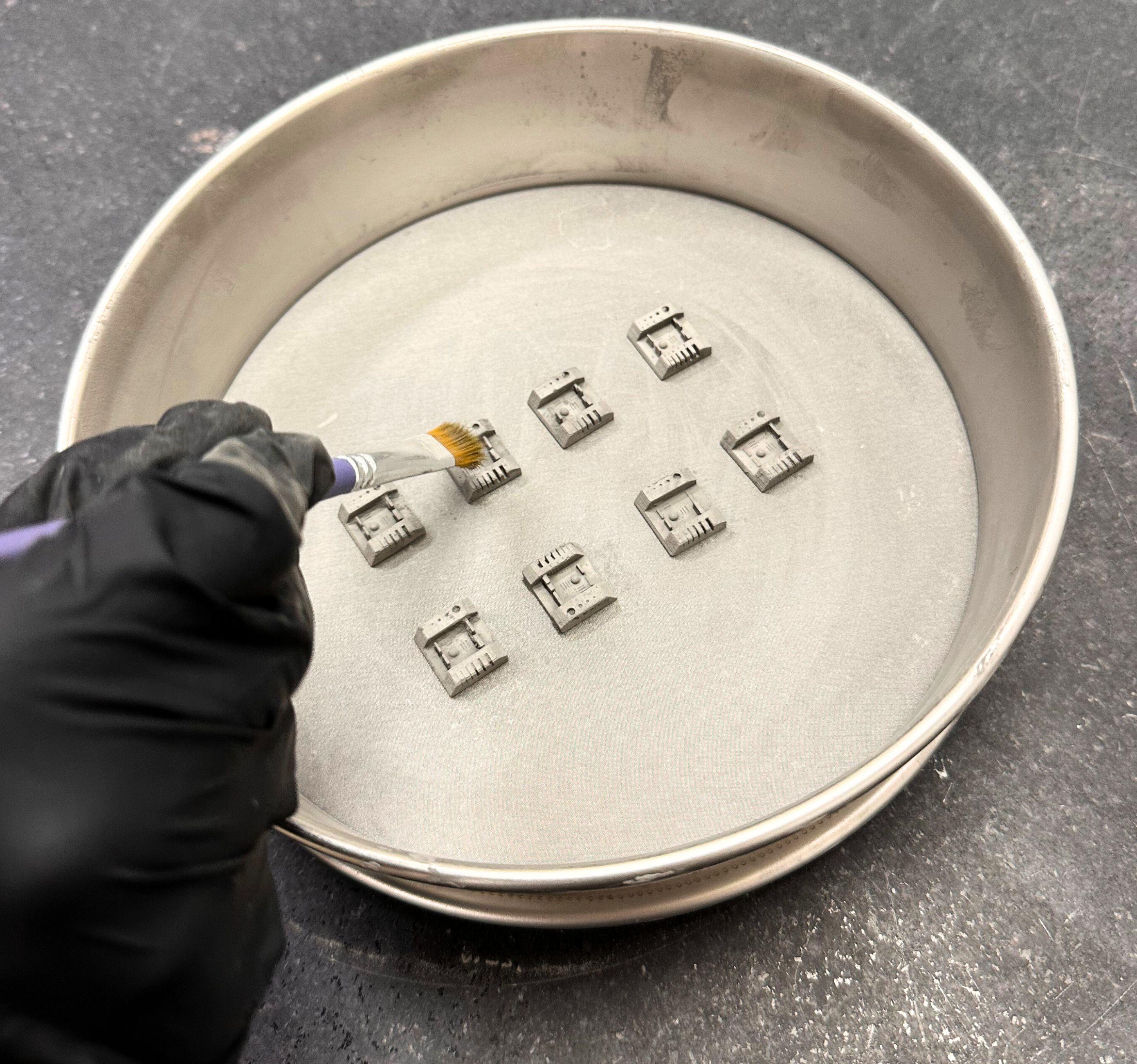 Cleaning and depowdering of small metal parts after 3D printing using Addimetal's Binder Jetting technology