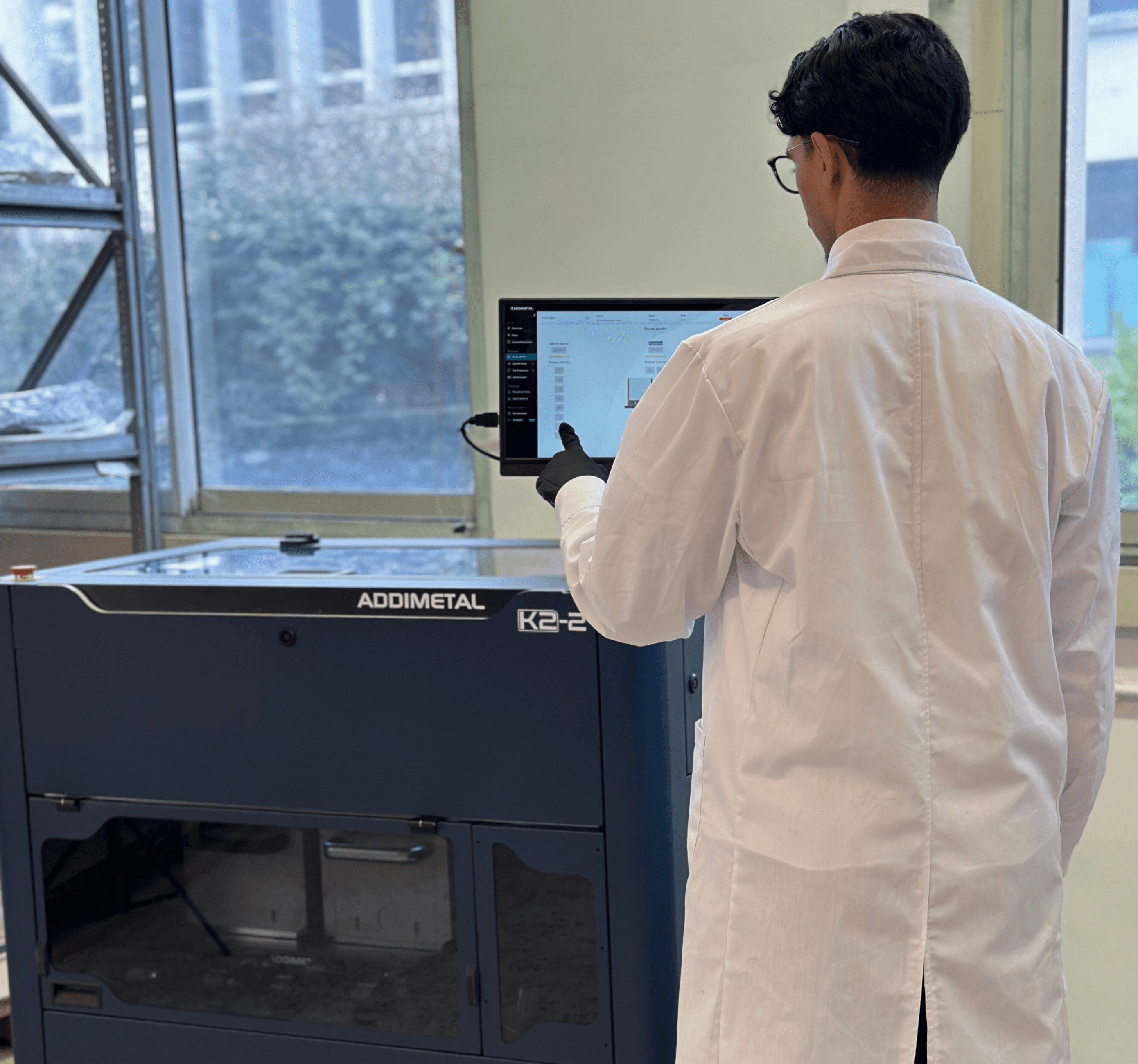 Opérateur pilotant l'imprimante 3D métal K2-2 d'Addimetal via le logiciel Orion